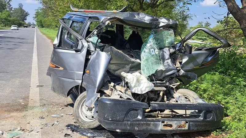 संभल: ट्रैक्टर-ट्राली में घुसी में कार, बदायूं के दो लोगों की मौत