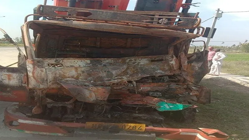 बिजनौर: कैंटर ने गन्ने से लदी ट्रैक्टर ट्राली में मारी टक्कर, हादसे के बाद कैंटर में लगी आग
