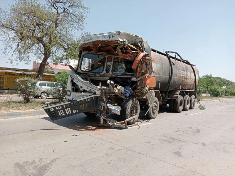 अयोध्या: टैंकर व डम्फर टकराए, बाल-बाल बचे चालक व खलासी