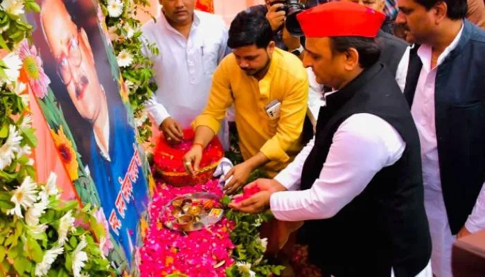Kanpur: पूर्व मुख्यमंत्री Akhilesh Yadav ने BJP पर किया कटाक्ष, बोले- छापेमारी कर व्यापारियों को परेशान कर रही सरकार