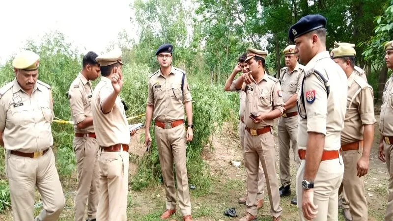 अमरोहा : घर में कूड़े के ढेर में दबा मिला युवक का शव, पास में पड़ा मिला फावड़ा