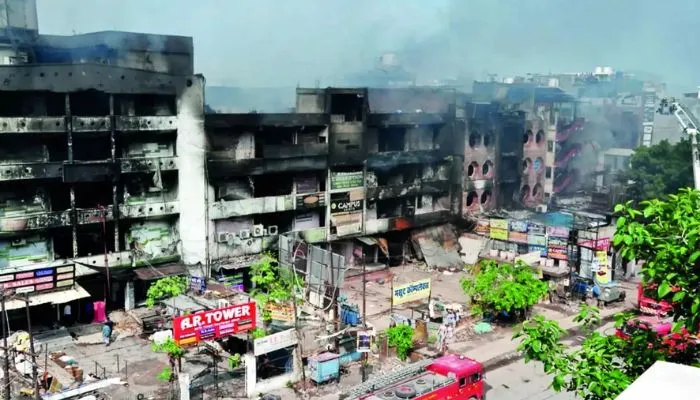 Kanpur Fire : ढह सकता एआर टावर और मसूद कांप्लेक्स, दोनों इमारतों की दीवारों में दरारें, झुक गई छतें 