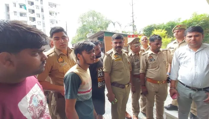 Kanpur News: अशोक मसाला कारोबारी के बंगले में कार से दबकर गार्ड की मौत, परिजन बोले- हत्या की गई 