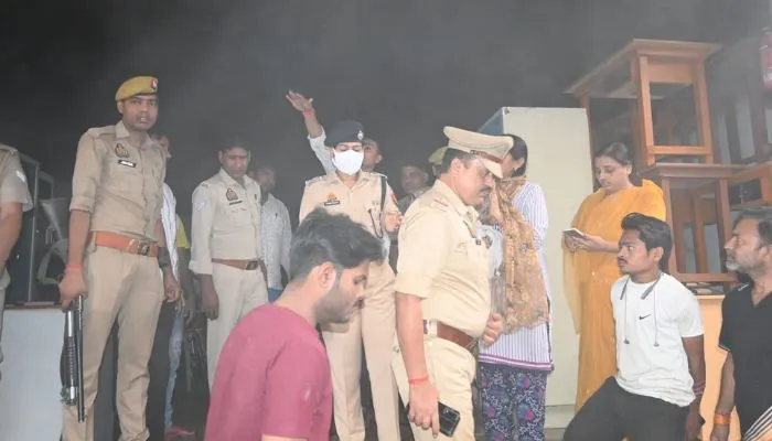 Auraiya Fire: शार्ट सर्किट से फर्नीचर दुकान में लगी भीषण आग, दुकानदार बोला- लाखों रुपये का हुआ नुकसान 