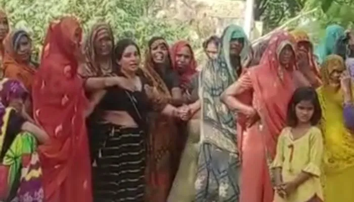 Auraiya Murder : घर के बाहर सो रहे अधेड़ की ईट से चेहरा कुचलकर बेरहमी से हत्या, जमीनी रंजिश में वारदात का शक