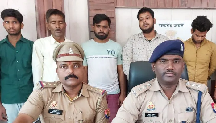 Auraiya Crime : IPL Match में खिलवा रहे थे सट्टा, पुलिस ने पांच को दबोचा, तीन ऐसे हो गए फरार