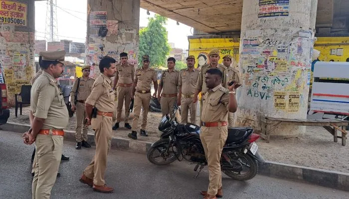 Prayagraj में अतीक हत्याकांड के बाद Auraiya में सड़कों पर निकली पुलिस, Drone Camera से की निगरानी 