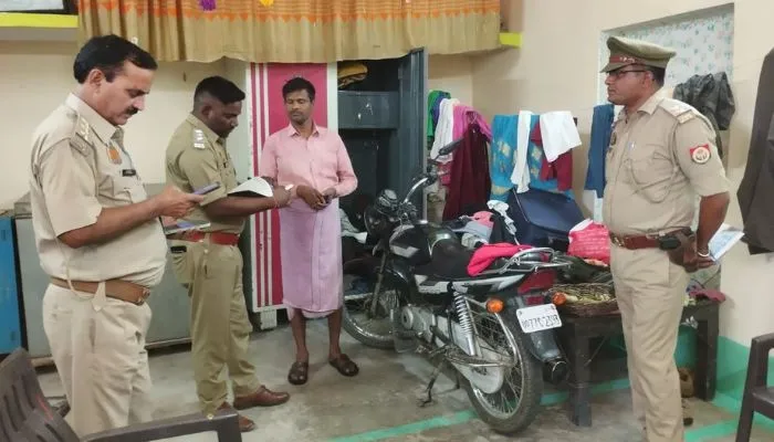 Auraiya Theft : चोरों ने चतुर्थ श्रेणी कर्मचारी के घर पर मचाया उत्पात, लाखों की नगदी, जेवरात की पार