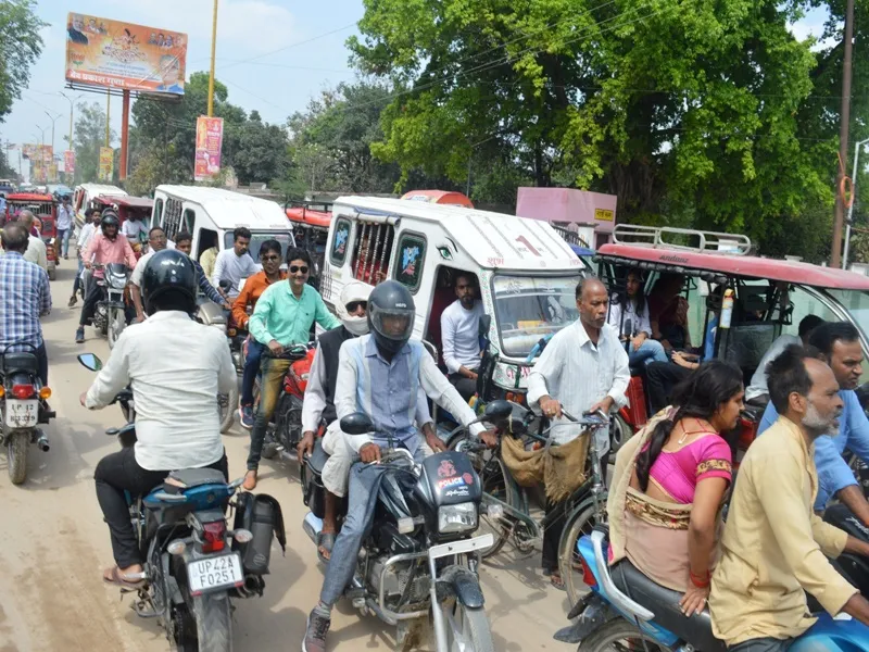 अयोध्या: पहले से ही वन वे था रामपथ, अब और बढ़ीं मुश्किलें, उदया चौराहे पर ओवरब्रिज निर्माण को लेकर मुख्य मार्ग बाधित