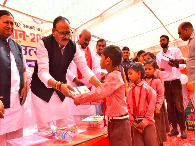 हरदोई: स्कूल चलो अभियान का डिप्टी सीएम ने किया शुभारंभ, कहा- घरों के आसपास रखें सफाई 