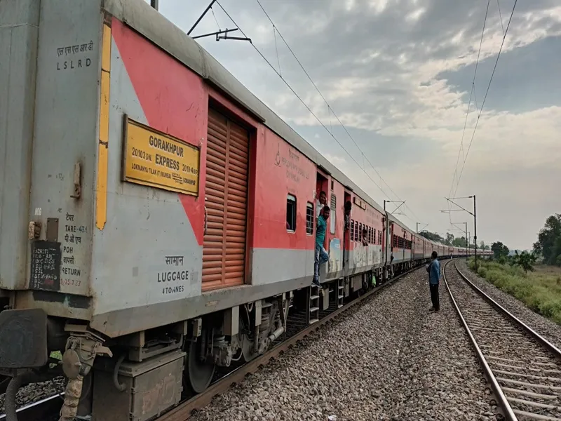 बहराइच: LTT एक्सप्रेस के इंजन पर चढ़ा युवक गंभीर रूप से झुलसा, यात्रियों में मची भगदड़, देखें Video