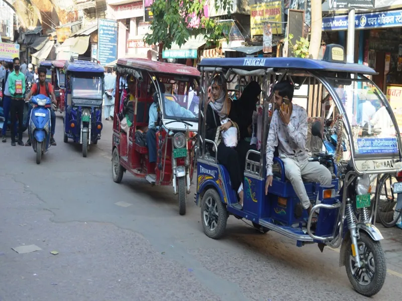 अयोध्या: शहर में चारों तरफ ई-रिक्शों का बोलबाला, बीच सड़क रोक देते हैं चालक, हादसों को दे रहे न्यौता