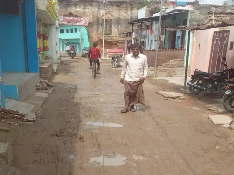 अयोध्या: गड्ढे में तब्दील हुई आरसीसी सड़क, ग्रामीण परेशान