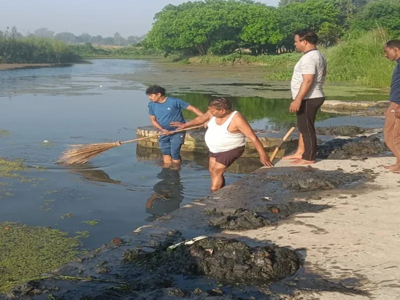 अयोध्या: प्रशासन से टूटी आस तो खुद तमसा की सफाई में जुटे लोग, जानें क्या कहा...