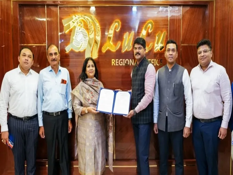 अयोध्या: अवध विश्वविद्यालय व लुलु मॉल के बीच विद्यार्थियों के प्लेसमेंट को हुआ एमओयू