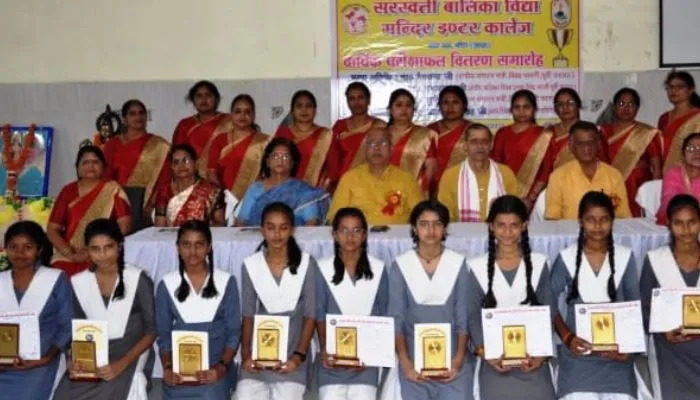 Banda: सरस्वती बालिका विद्या मंदिर इंटर कॉलेज का परीक्षाफल घोषित, टॉपर्स को शील्ड देकर किया गया सम्मानित 