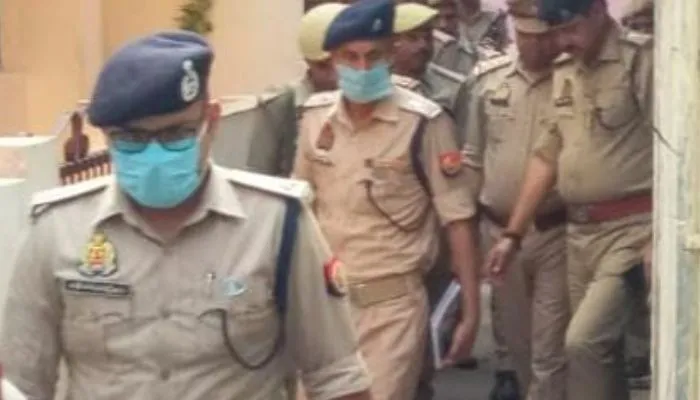 Atiq Ahmed Murder: आरोपी लवलेश के घर पहुंचे पुलिस अधीक्षक, परिजन बोले- नहीं मालूम कहां से आई तुर्कीमेड जिगाना पिस्टल