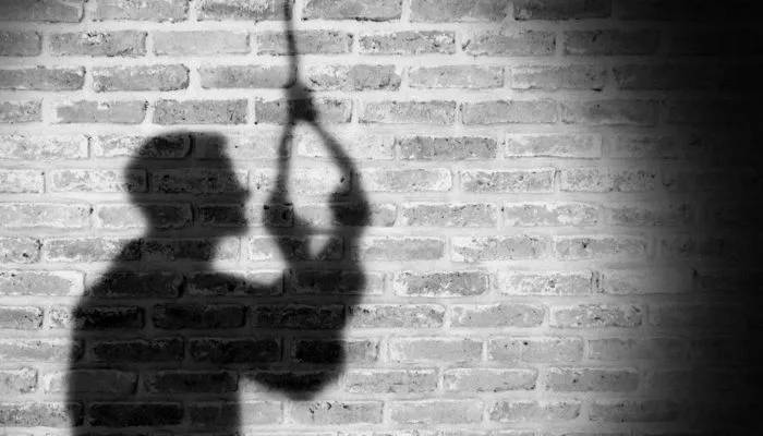Banda Crime : कंटीले तार से लटका मिला किसान का शव, परिजनों ने हत्या करने का लगाया आरोप