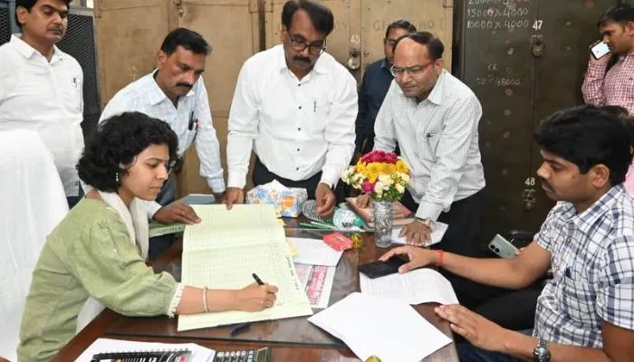 Banda DM का कार्यभार ग्रहण कर दुर्गा शक्ति नागपाल बोलीं- आम नागरिकों के लिए हमेशा खुला रहेगा हमारा कार्यालय 