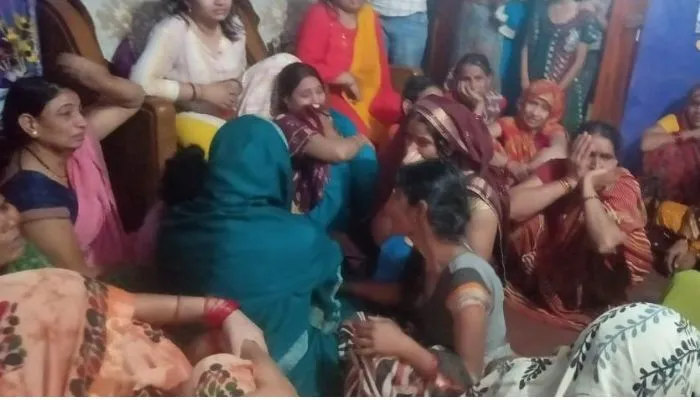 Banda Murder: इंटर कॉलेज के लिपिक की धारदार हथियार से निर्मम हत्या, खून से लथपथ शव देख परिजनों में मची चीख-पुकार