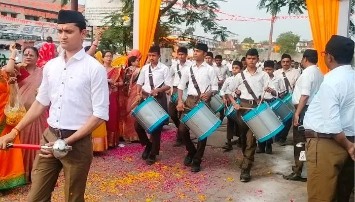 Banda News : RSS कार्यकर्ताओं का पूर्ण गणवेश में पथ संचलन, समर्थकों ने जगह-जगह पुष्पवर्षा से किया स्वागत