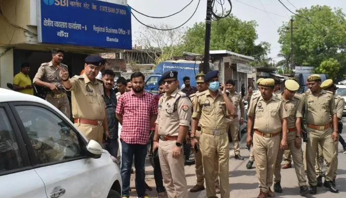 Banda News : टप्पेबाज आठ लाख रुपयों से भरा बैग ले कर फरार, पुलिस ने पूरे शहर में नाकाबंदी कर की चेकिंग