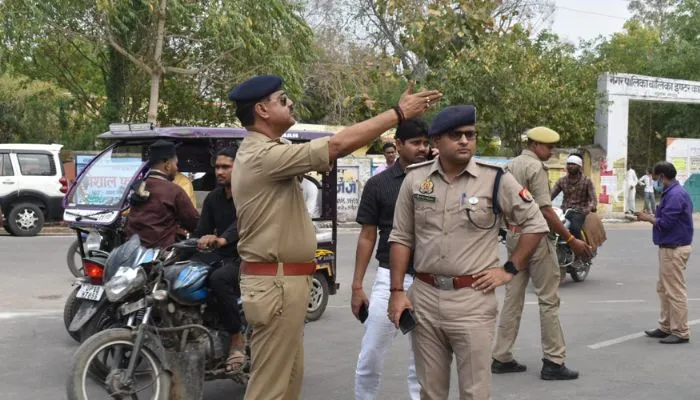 Eid Alvida Jumma 2023 : Banda में अलविदा नमाज में मांगी देश के अमन-चैन की दुआ, सुरक्षा के पुख्ता इंतजाम