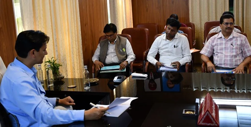 Haldwani News: कमिश्नर की अधिकारियों को दो टूक- बार बार फुंकती है मोटर, पहले से ही की जाए तैयारी 