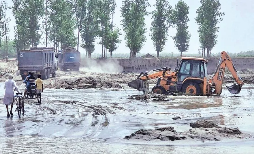 Kichcha News: जेसीबी सीज, कई खनन माफिया वाहन लेकर फरार, मचा हडकंप