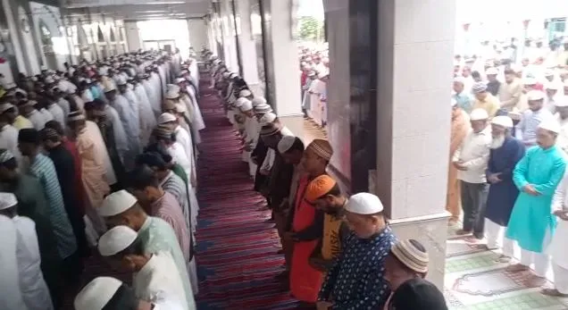 बरेली: शहर में धूमधाम से मनाई जा रही ईद-उल-फितर, नमाज अदाकर मांगी दुआ