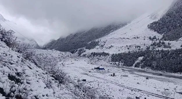 Avalanche in Uttarakhand: चीन सीमा पर एक दिन में पांच बार हिमस्खलन होने से ग्लेशियर सड़कों पर खिसका, यातायात रहा प्रभावित