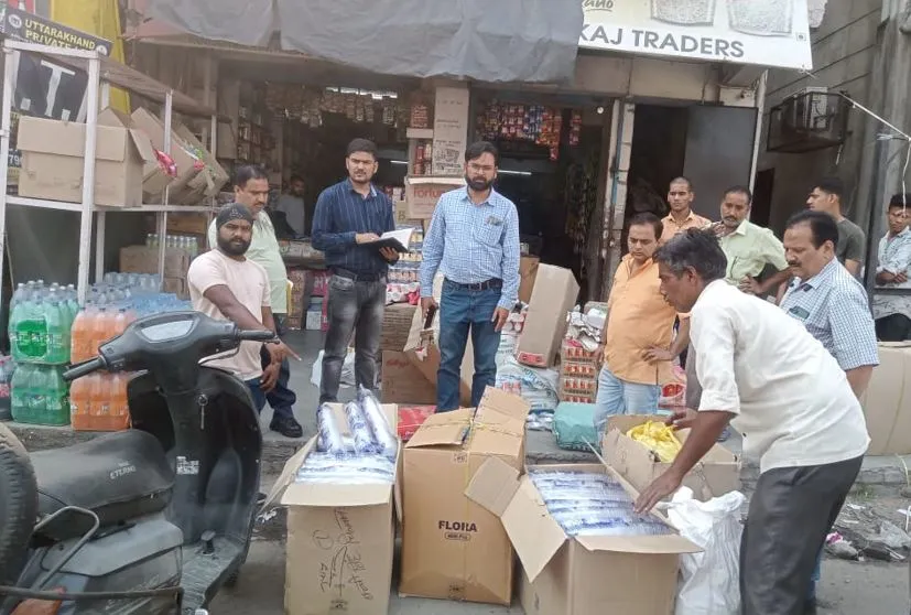 Haldwani News: अवैध पॉलीथिन रखना पड़ा भारी, नगर निगम ने काटा 69 हजार का चालान