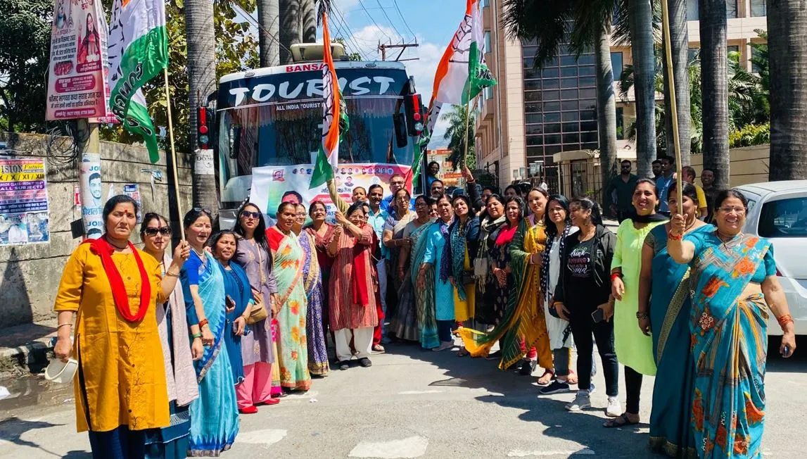हल्द्वानीः महिला कांग्रेस ने जनतंत्र बचाओ रैली के लिए भरी हुंकार, बस दिल्ली रवाना