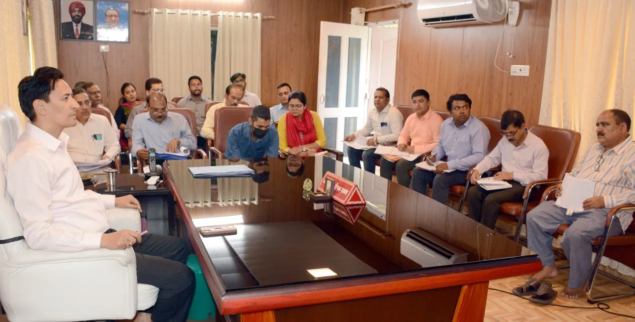 Haldwani News: तल्ख तेवर में दिखे कमिश्नर, परियोजनाओं को समय से पूरा करने के लिए दैनिक निगरानी के दिये आदेश