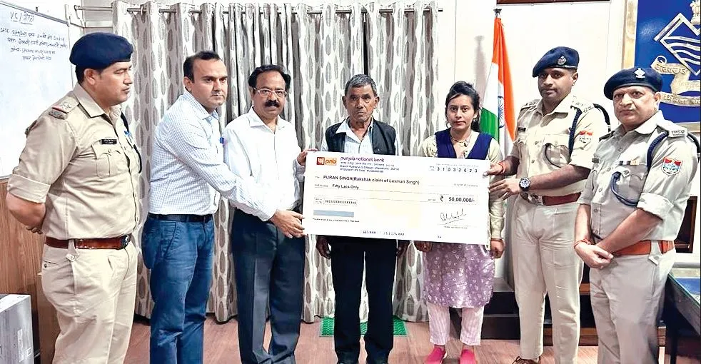 रुद्रपुरः सिपाही के पिता और पत्नी को सौंपा 50 लाख का चेक, सड़क दुर्घटना में हुई थी मौत