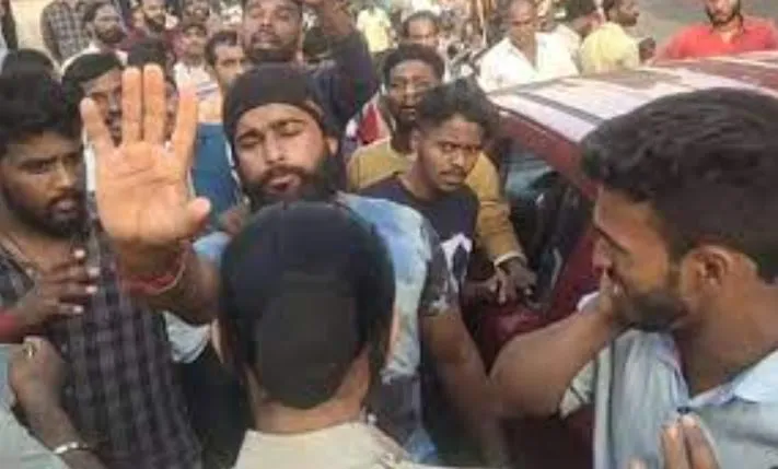 कर्नाटक: महिला मित्र से बात करने पर युवक की पिटाई, जानिए क्या है पूरा मामाला 