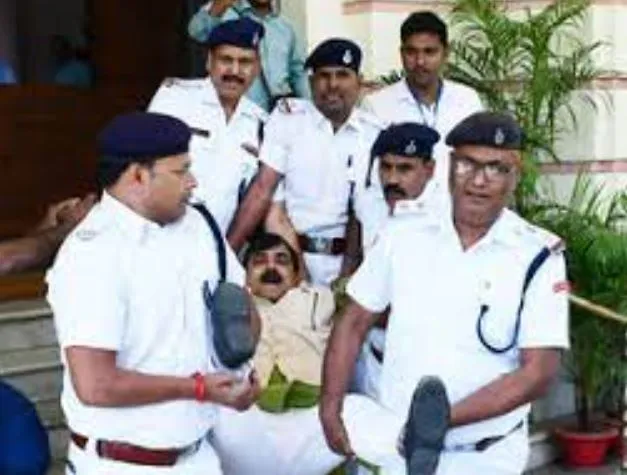 तमिलनाडु: राज्यपाल के समारोह के दौरान एयरकंडीशनिंग यूनिट में धुआं निकलने से मची अफरा-तफरी