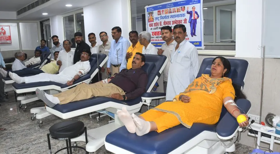 बरेली: बाबा साहब जन्मोत्सव समिति के 64 सदस्यों ने किया रक्तदान