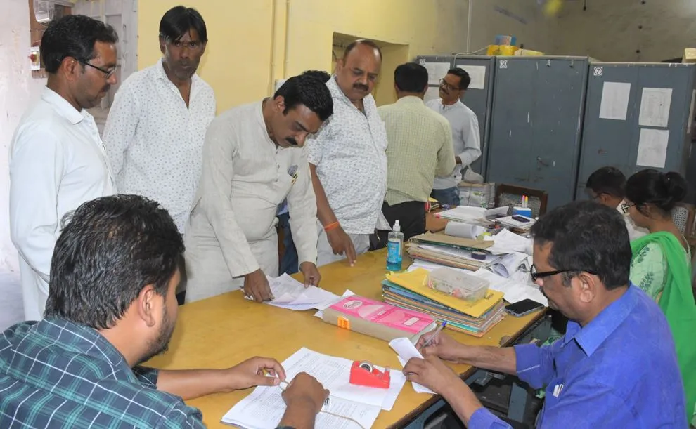 बरेली: निकाय चुनाव में ईवीएम बनाम बैलेट, 847763 वोटर ईवीएम और 487763 करेंगे बैलेट पेपर से मतदान