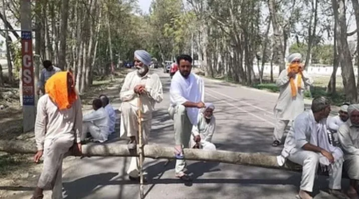 हरियाणा: टोहाना में गेहूं की तुलाई नहीं होने पर बिफरे किसान, जाम लगाकर की नारेबाजी