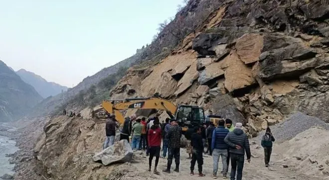 Pithoragarh News: पहाड़ी के अचानक दरकने से दोबाट में 15 घंटे तक फंसे रहे गूंजी से वापस आ रहे 500 से ज्यादा लोग