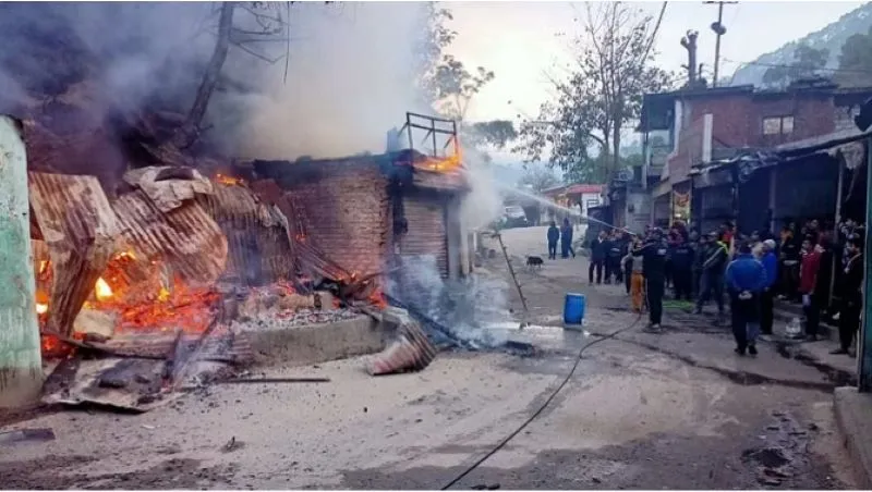 चमोली: सुबह 4 बजे दिखाई दी दुकानों से उठती आग की लपटें 