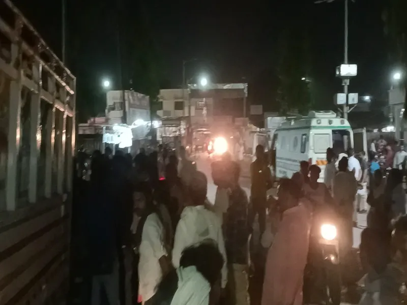 बहराइच: पोस्टमार्टम कराने की बात पर पुलिस से भिड़े परिवार के लोग, जमकर हुआ हंगामा, जानें क्यों...
