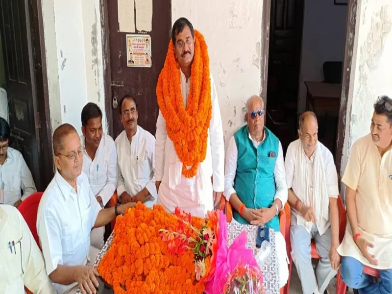 बस्ती: नवनियुक्त कांग्रेस जिलाध्यक्ष का फूल-मालाओं से स्वागत
