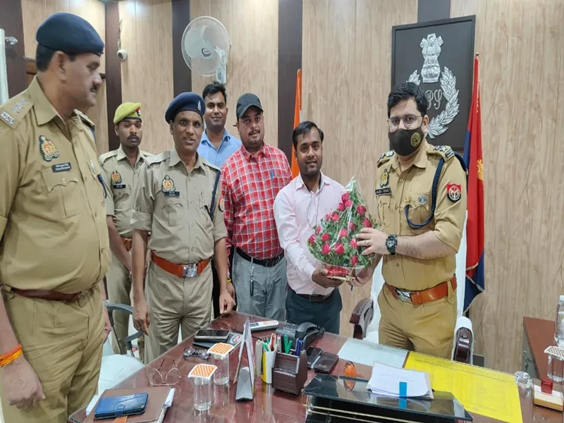 गोंडा: साइबर जालसाजों ने उड़ाए ₹ 1.04 लाख, पुलिस ने वापस कराया, पीड़ितों के चेहरे पर लौटी मुस्कान