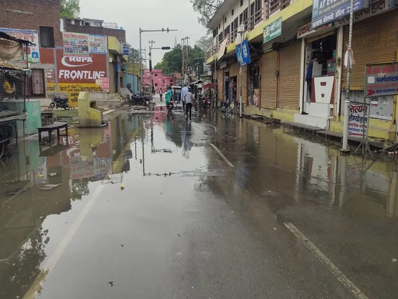 अयोध्या: निर्माण कार्य के चलते सीवर लाइन बाधित, क्षेत्र में जलभराव