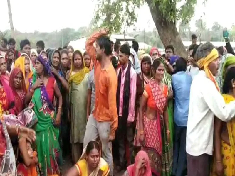 प्रयागराज: मां-बेटे का शव सड़क पर रख लोगों ने किया चक्काजाम, जानें मामला