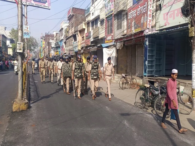 अतीक-अशरफ हत्याकांड के बाद अलर्ट मोड पर बस्ती पुलिस, मिश्रित आबादी वाले क्षेत्रों में फोर्स तैनात
