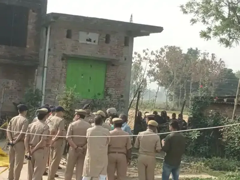 Triple Murder से दहला आजमगढ़: बेटे ने माता-पिता और बहन को कुल्हाड़ी से वार कर उतारा मौत के घाट 