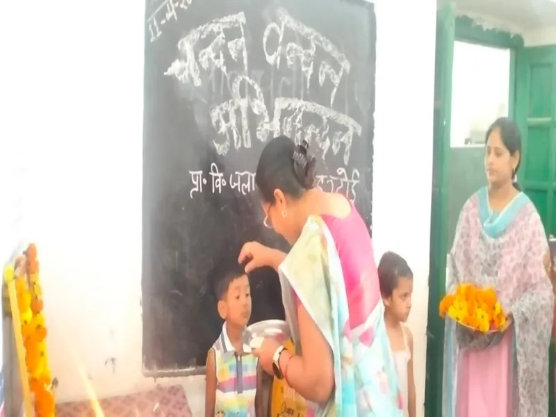 हरदोई: परिषदीय स्कूलों में बच्चों को लगा चंदन, हुआ वंदन, स्कूल चलो अभियान रैली को बीएसए ने हरी झंडी दिखा कर रवाना किया